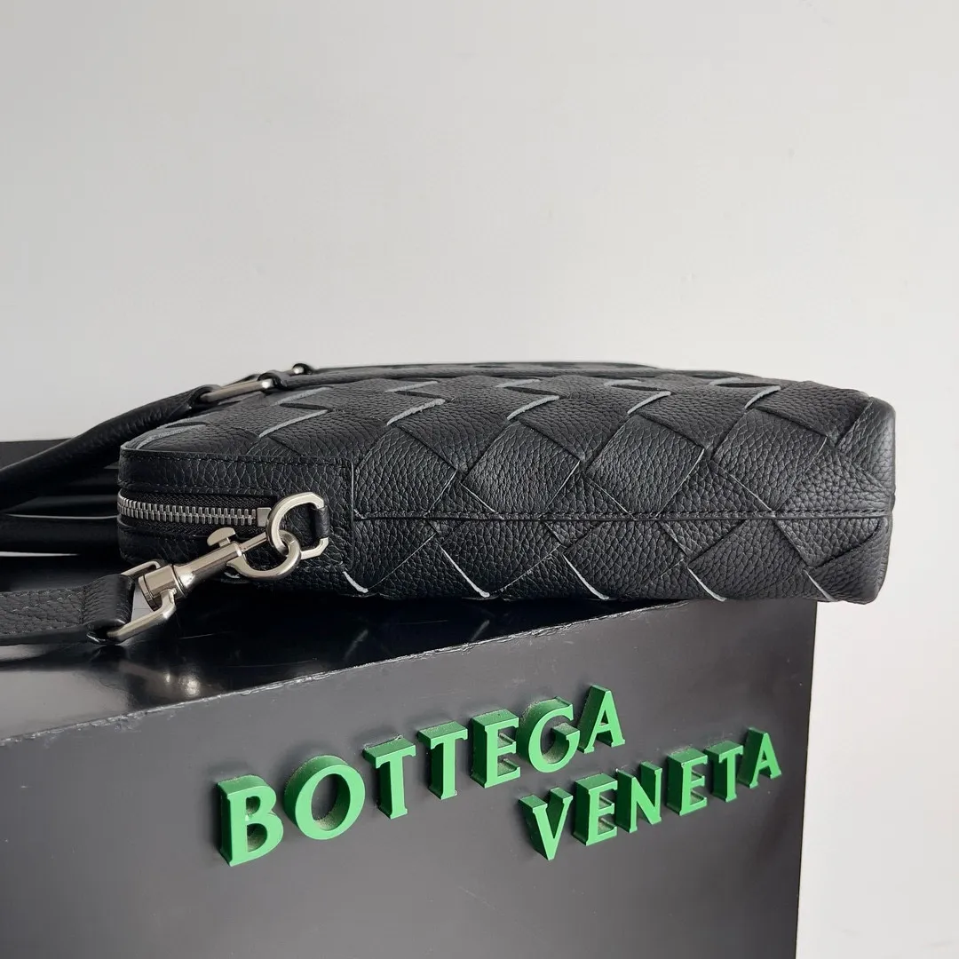 Batch 2520 ready to go BV new men's briefcase💼Different sizes and different styles of briefcases are suitable for any man. They can be matched with casual or formal wear🉑️A must-have choice for the workplace💼 ⚠️Original leather, original leather, using exquisite craftsmanship to weave different sizes on the leather🪡🪡 It presents a full sense of high-end, simple and unique design, it will definitely make you grand and fashionable in the workplace Style number: 799765 (690702) Size: 36*29*7.5cm
